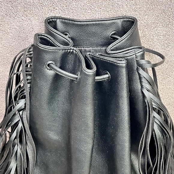 Victoria’s Secret Faux Pebbled Leather Fringe Bucket Cinch Backpack Purse Biker - Picture 3 of 15